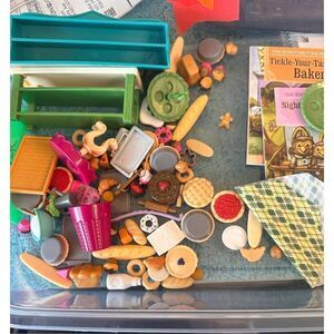 Lil Woodeez Calico Critters Bakery accessories and mini storybooks. 602.3